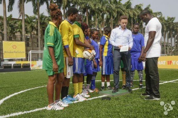 太阳能足球场：只要有人踢球就能产生电力