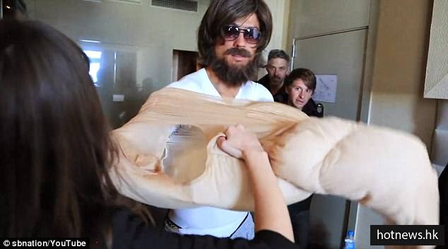 c罗在街上和小孩儿玩儿球,c罗扮流浪汉在大街上踢足球