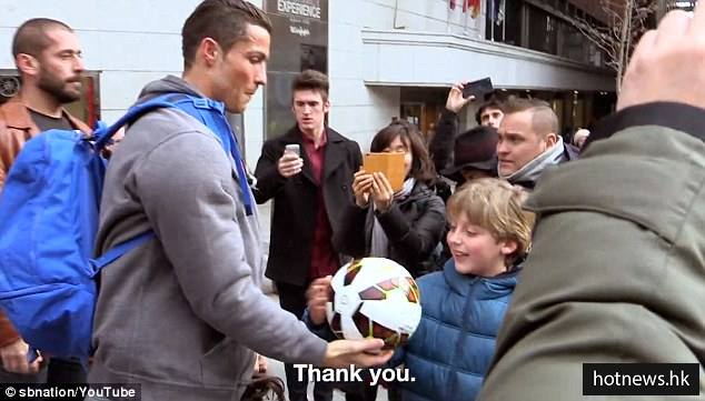 c罗在街上和小孩儿玩儿球,c罗扮流浪汉在大街上踢足球