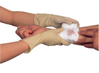 2岁男童拇指被绞断家长切勿大意,新疆8岁男孩干活手臂被绞断