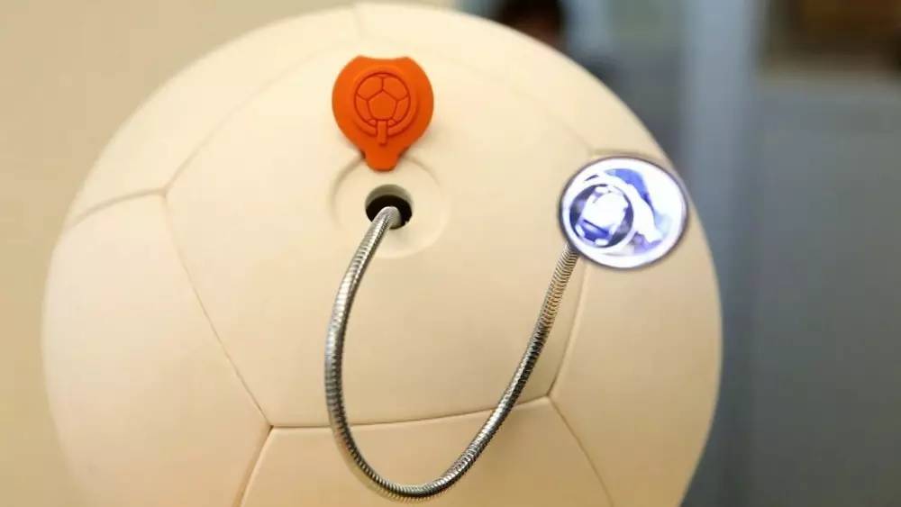 让数百万非洲贫困家庭用上了电，竟然仅靠一个大学生造的足球