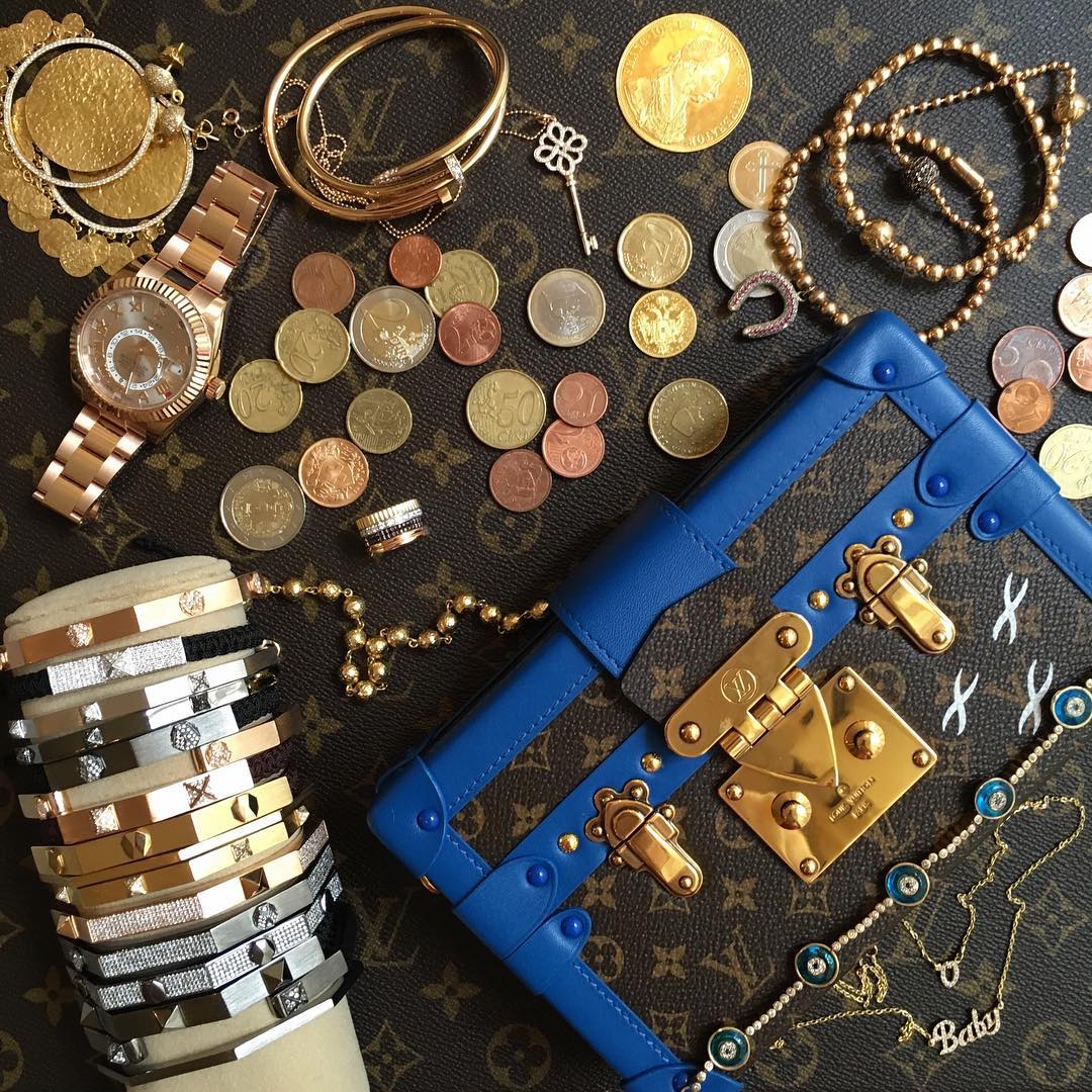 晒*过包**时了！这个白富美有数不清的配饰