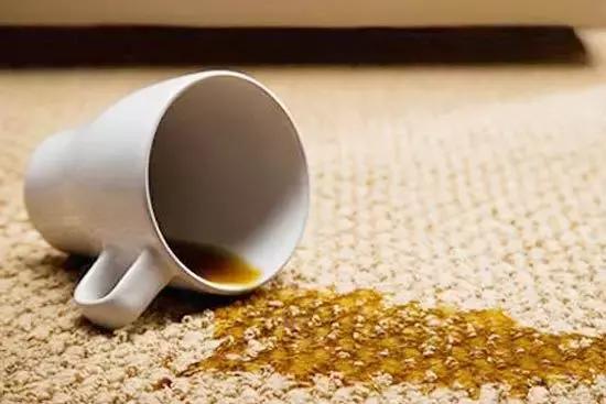 家里地毯脏了最简单清理干净方式,家里的地毯脏了在家怎样清洗