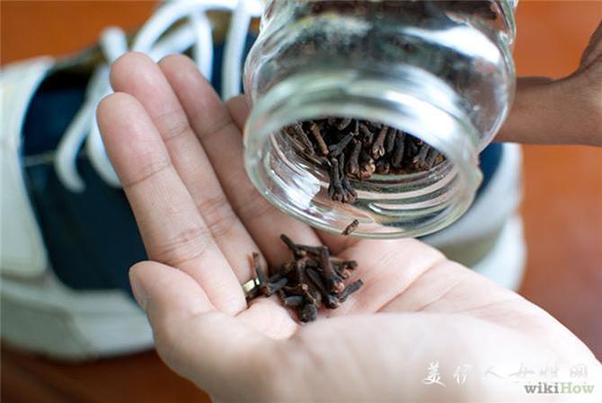 脚突然就出汗发臭,脚没烂不痒却散发出臭味