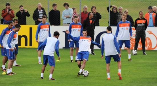 踢完球膝盖软组织疼怎么办,踢了球膝盖疼怎么回事