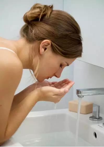 早起脸浮肿的原因,老年人早起脸浮肿的原因