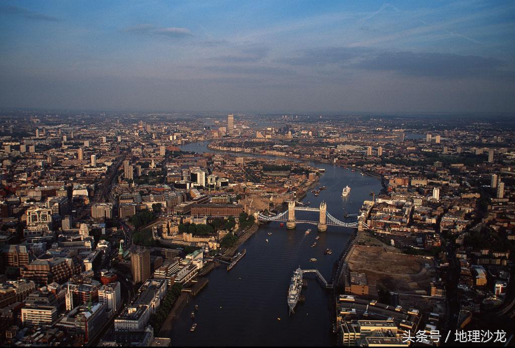 空中看巴黎铁塔,空中看金字塔