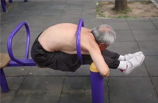 高手在民间!白发老人全民健身器材展神技