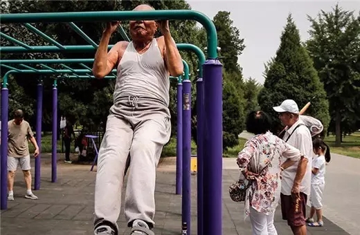 高手在民间!白发老人全民健身器材展神技