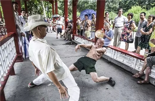 高手在民间!白发老人全民健身器材展神技