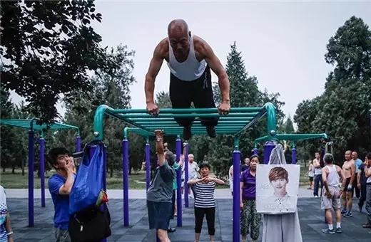 高手在民间!白发老人全民健身器材展神技