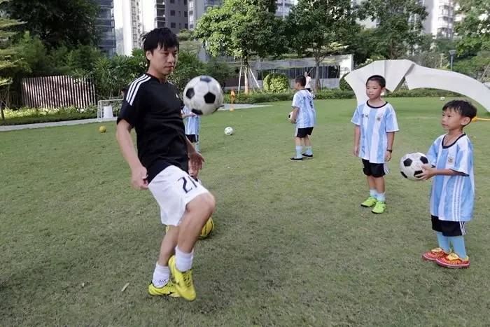 城事专业足球教练义务教儿童踢足球，南沙少儿足球队驰骋小区绿茵地！