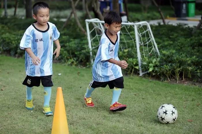 城事专业足球教练义务教儿童踢足球，南沙少儿足球队驰骋小区绿茵地！