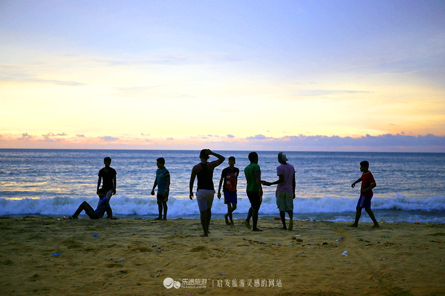 当足球小子遇见印度洋上最壮美的夕阳