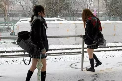 日本迎来大雪，而日本的女生仍然是穿的如此勇猛！