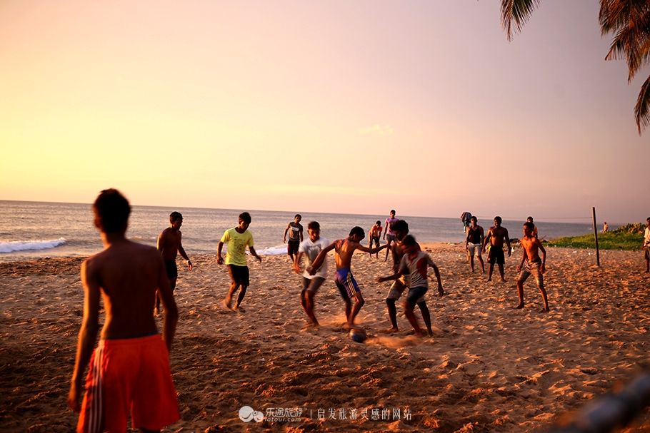 当足球小子遇见印度洋上最壮美的夕阳