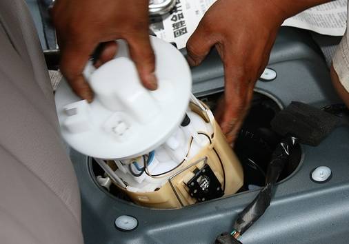 汽车油表不显示油量打不着火了,汽车油箱有油油表显示没油了咋办