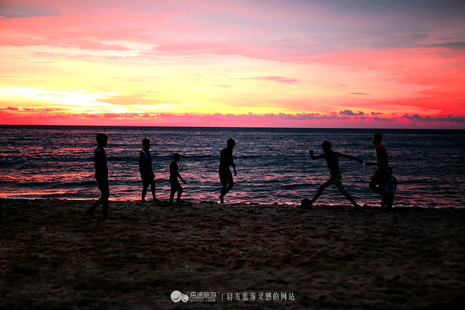 当足球小子遇见印度洋上最壮美的夕阳
