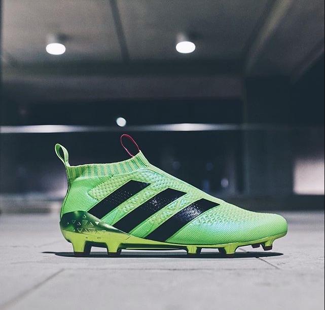 厄祖这双亮闪闪的鞋，用料竟然和手机壳一样