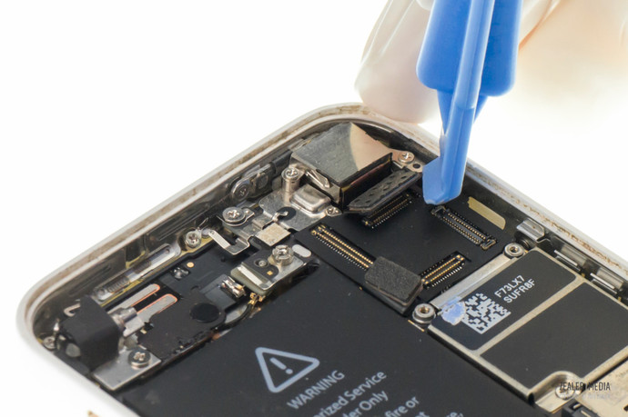 拆修iphone手机,苹果5c换后壳