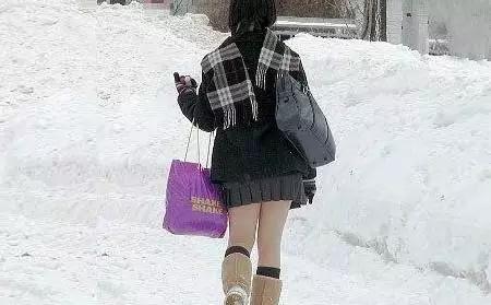 日本迎来大雪，而日本的女生仍然是穿的如此勇猛！