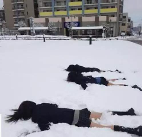 日本迎来大雪，而日本的女生仍然是穿的如此勇猛！