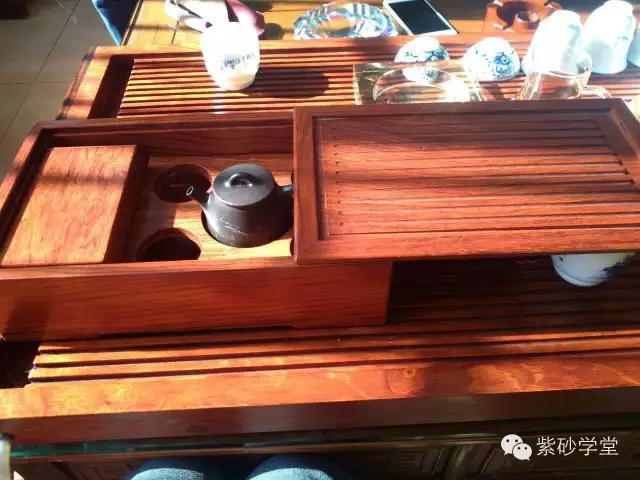 宽阔的茶盘上，与知己一起谈天论地