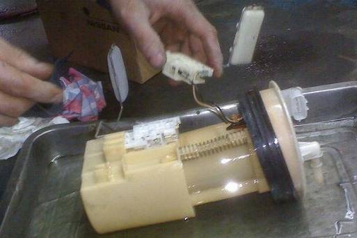 汽车油表不显示油量打不着火了,汽车油箱有油油表显示没油了咋办