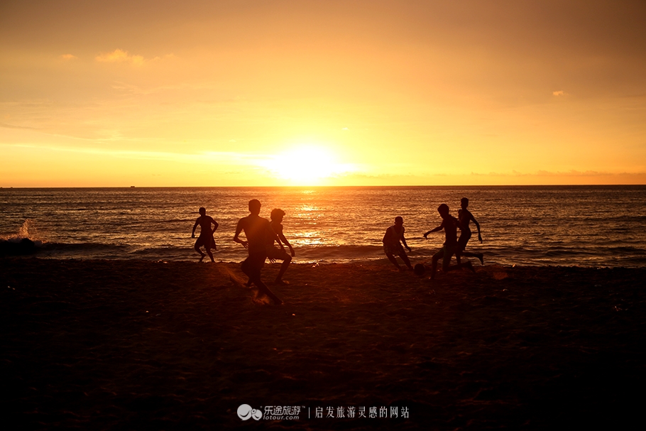 当足球小子遇见印度洋上最壮美的夕阳