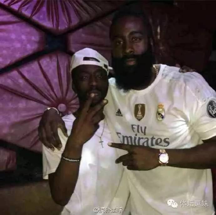 足球鱼跃冲顶可双手扶地吗,足球赛场踢中横梁