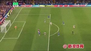 足球鱼跃冲顶可双手扶地吗,足球赛场踢中横梁