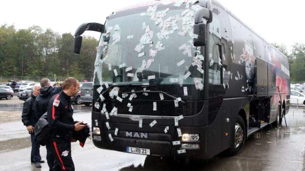 “天降牛头”不新鲜，看德国球迷是如何花式嘲讽莱比锡的