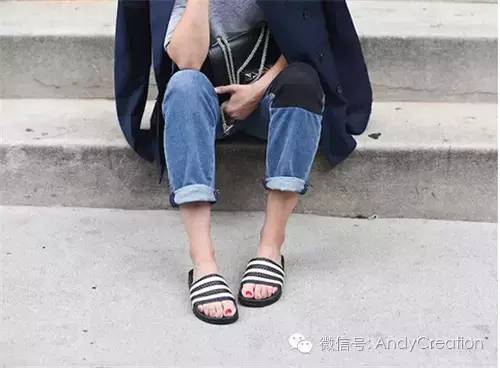 你们平时穿去洗澡的拖鞋，现在可潮了呢～