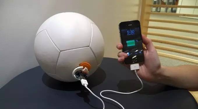 让数百万非洲贫困家庭用上了电，竟然仅靠一个大学生造的足球