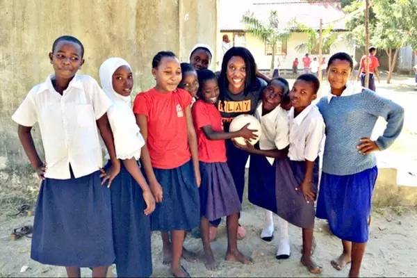 让数百万非洲贫困家庭用上了电，竟然仅靠一个大学生造的足球