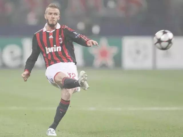 香蕉球怎么踢出弧线,足球怎么踢出香蕉球教学