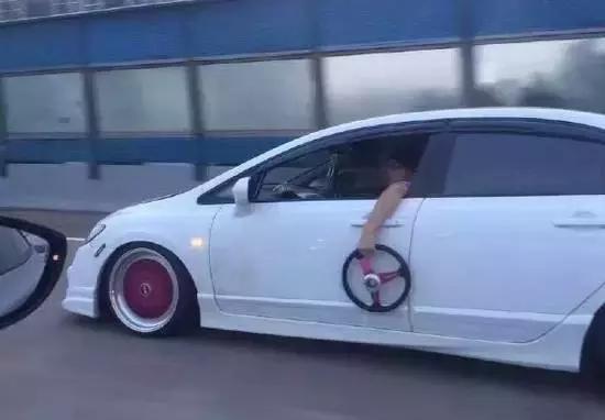 是时候让妹子们看看足球冷静一下了