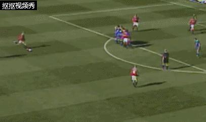 香蕉球怎么踢出弧线,足球怎么踢出香蕉球教学