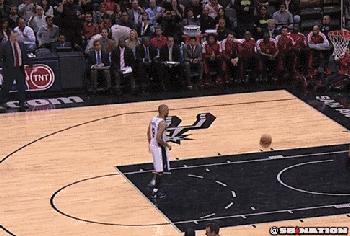 老詹被球砸转身看到格林,詹姆斯nba被球砸头搞笑场面