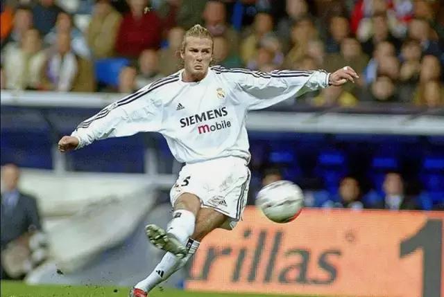 香蕉球怎么踢出弧线,足球怎么踢出香蕉球教学