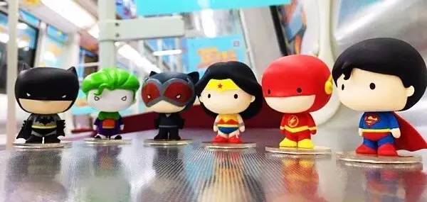 新奇|天惹！双层巴士变身“移动足球场”！还有正义联盟专列