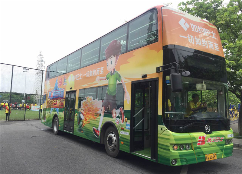 新奇|天惹！双层巴士变身“移动足球场”！还有正义联盟专列