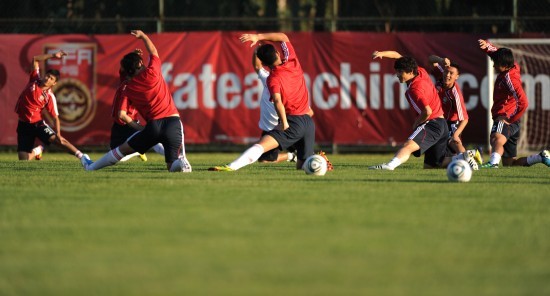 踢完球膝盖软组织疼怎么办,踢了球膝盖疼怎么回事