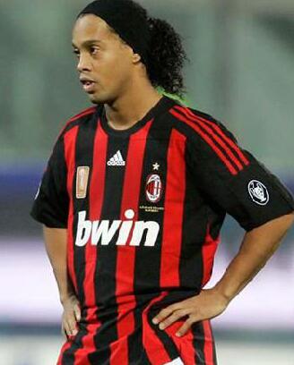 足球场上的精灵罗纳尔迪尼奥,足球巴西老球王