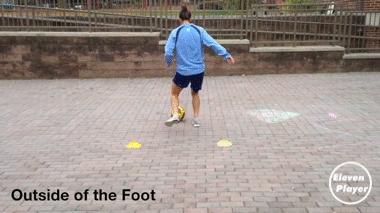 足球踢墙训练视频,足球接球转身训练方法