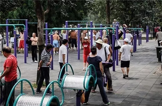 高手在民间!白发老人全民健身器材展神技