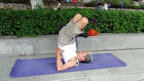 达城七旬老人练瑜伽倒立一小时坚持十余年