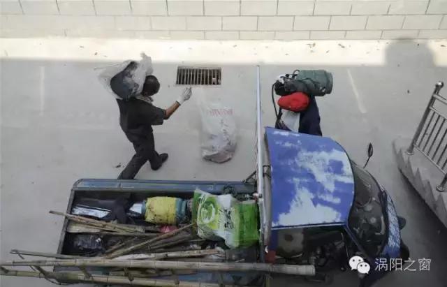 亳州一夫妻打工10年将孩子供出国留学，累并幸福着。