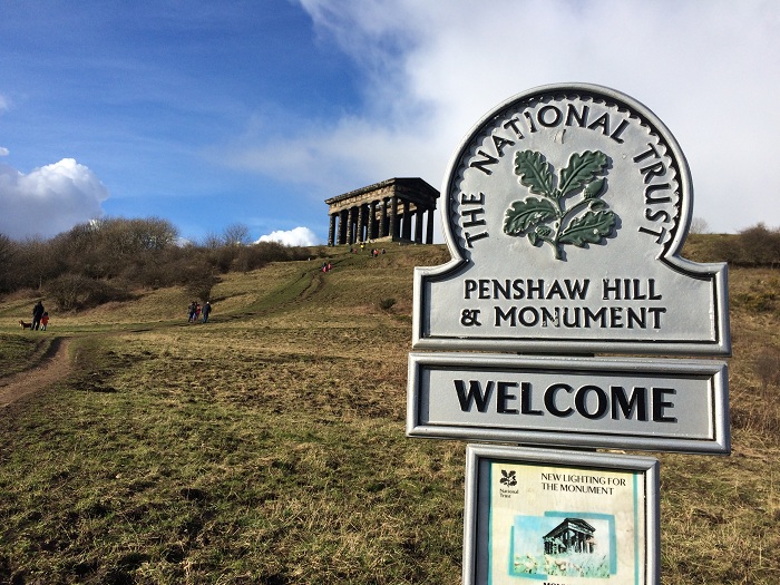 新英驻英记者毛竹欣：用队徽画一个最美东北小城桑德兰