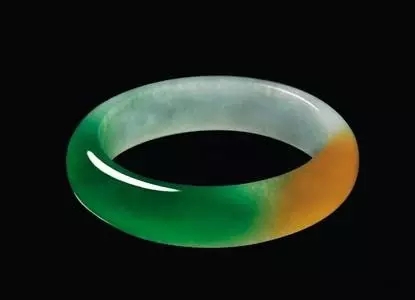 翡翠手镯的正确佩戴方法,翡翠手镯和手表可以同时佩戴吗